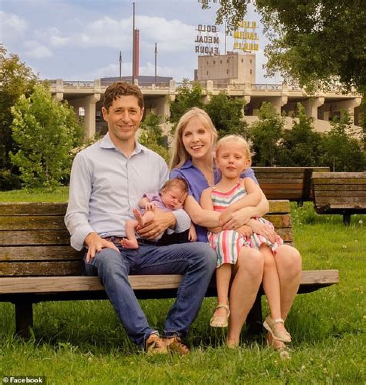 Dave Hollis Bio, Wiki, Age, Family, Wife, Career, Books, and Net Worth.