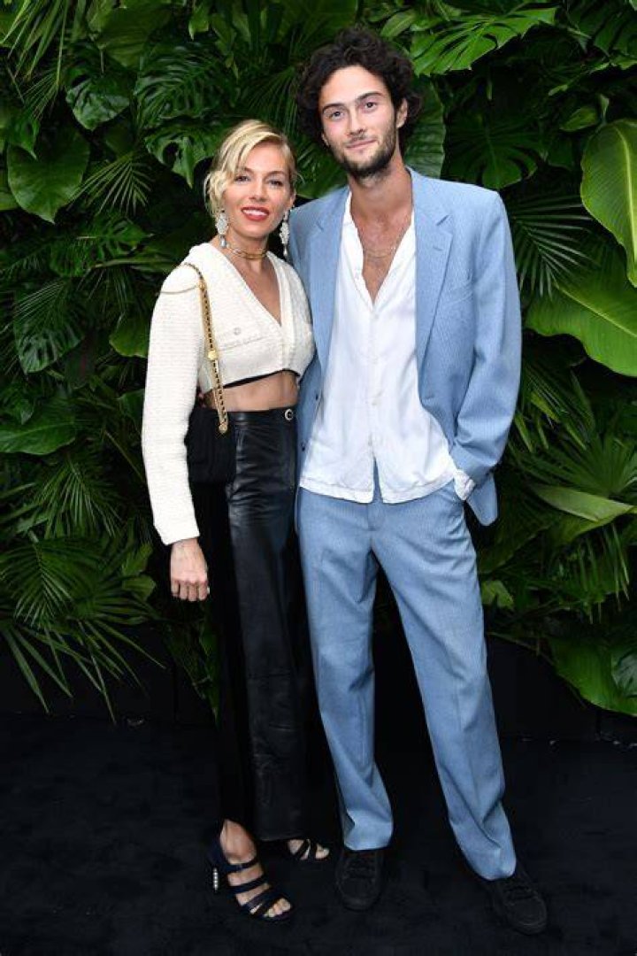 Lucas Zwirner Sienna Miller: Bio, Wiki, Age, Height, Parents, Net Worth, Gallery, Father, Fiance, Facts and Measurements